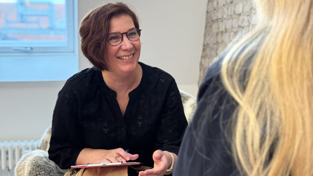 Daniela Bergann im Coaching-Gespräch mit einer Klientin in ruhiger Atmosphäre in Berlin