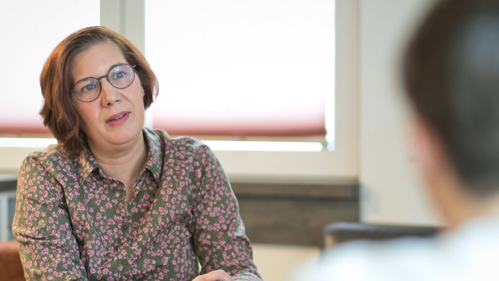 Daniela Bergann im Coaching-Gespräch, aufmerksam zugewandt im Austausch mit einer Klientin