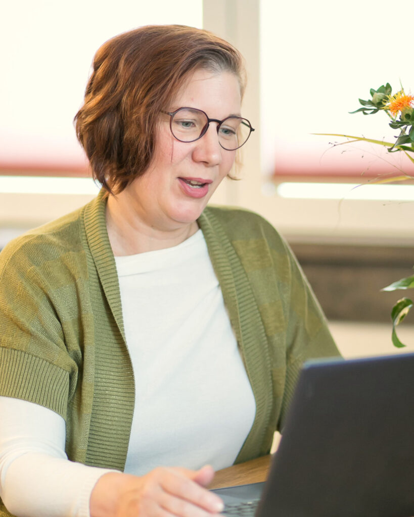 Daniela Bergann beim Online-Coaching am Laptop in ruhiger Umgebung